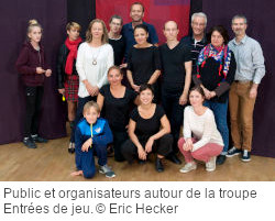 Public et organisateurs autour de la troupe Entrées de jeu.