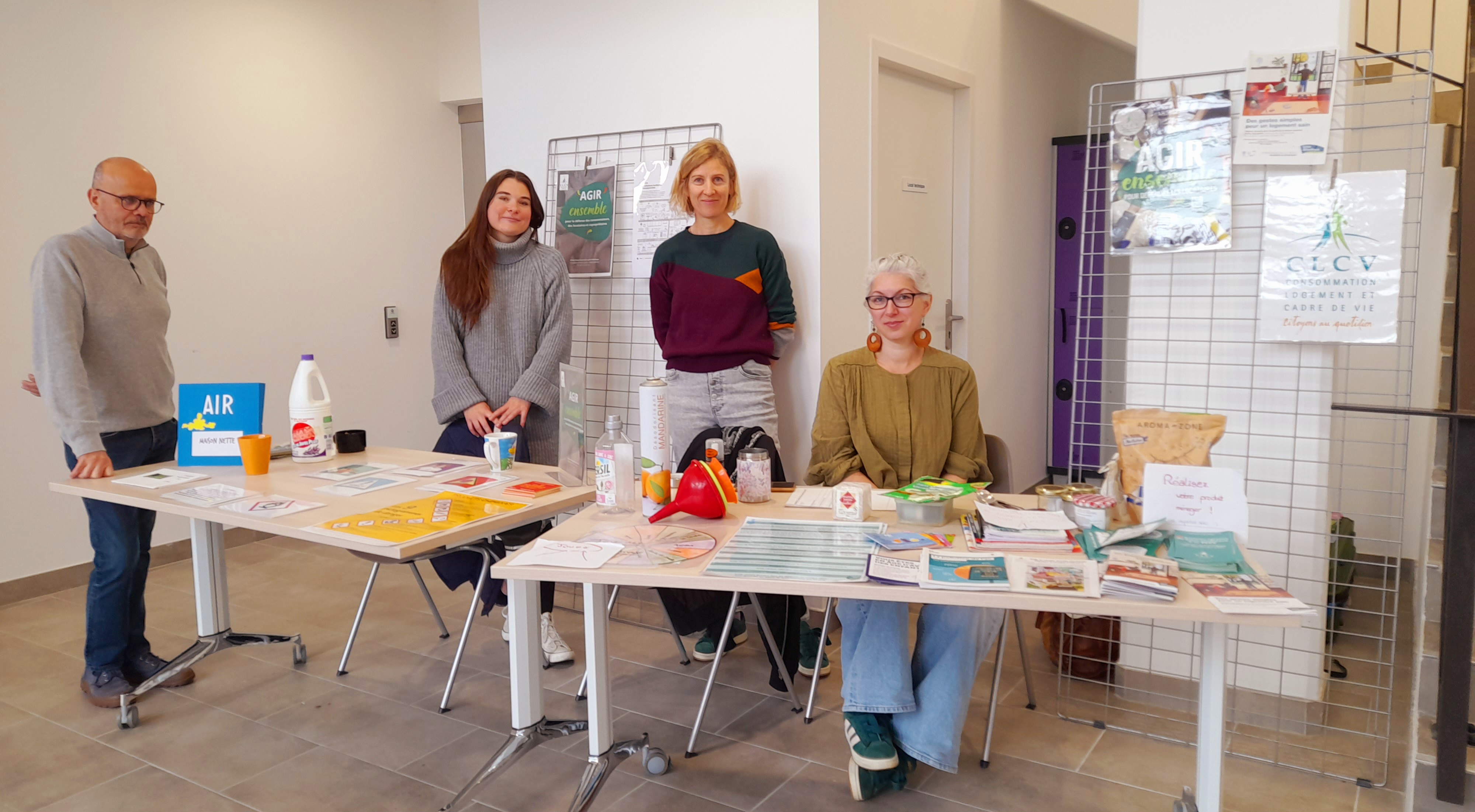 Photo du stand avec les animateurs